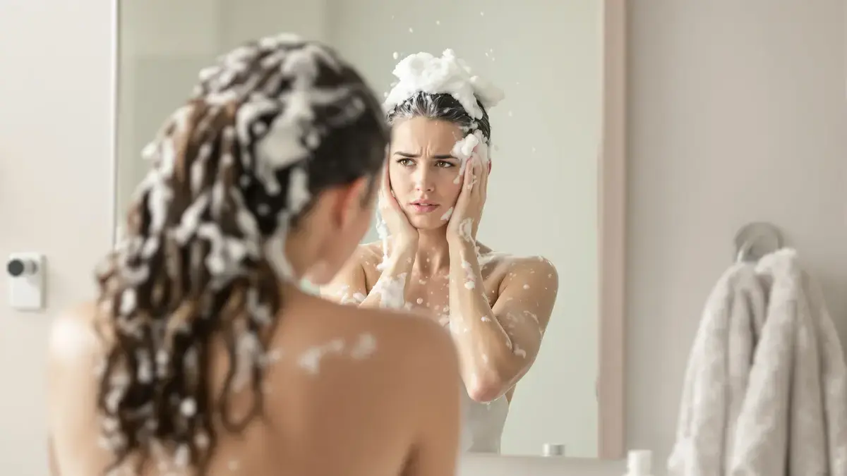 Deze vier veelvoorkomende fouten bij het wassen van het haar: kappers waarschuwen voor de langetermijngevolgen
